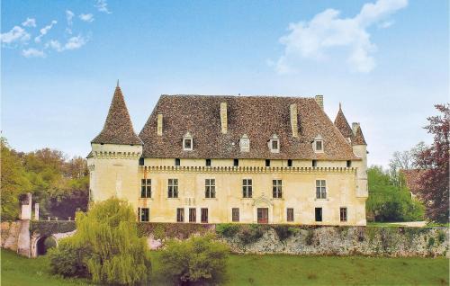 Saint-Martin-des-Combes House | Nice Home In St Martin Des Combes