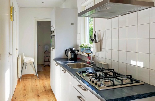 Heinkenszand House | Nice home in Heinkenszand with kitchen