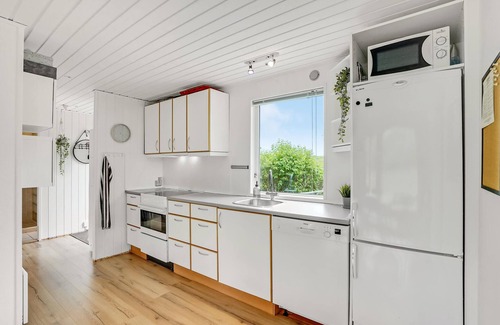 Ronbjerg House | Nice home in Roslev with kitchen
