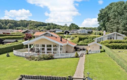 Grønninghoved Strand House | Nice Home In Sjølund With Sauna