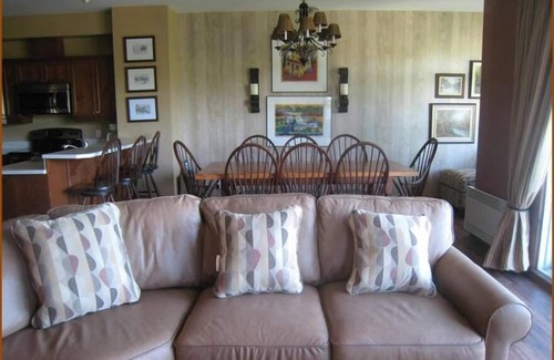 Mont-Tremblant Village Ski Chalet | Nicely Decorated Cozy 5BR Spacious Townhouse 10 minutes from Tremblant Skiing