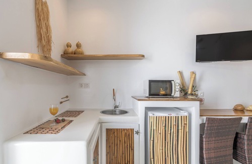 Apollonia House | Niki Savvas Studio & Suites