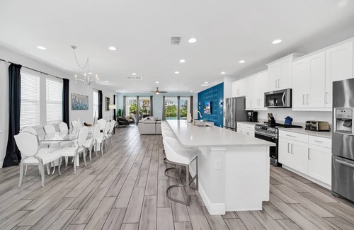 Bay Lake Villa | Nine Bedroom Villa/Sleeps 20/Private Pool/Spa/Free WIFI