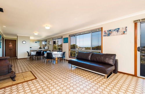 Guilderton House | Ninettas View - Budget beachside accommodation