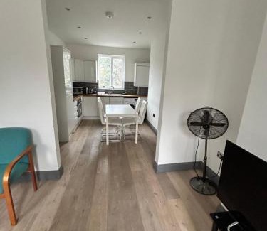 Camberwell Apartment | NKY CLASSIC BRIXTON APARTMENT Three