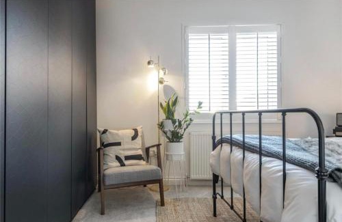 London Borough of Bromley Apartment | No.1 Universal House - Double Bedroom Apartment