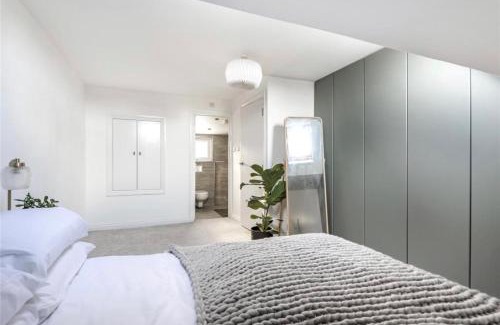 London Borough of Bromley Apartment | No.1 Universal House - Double Bedroom Apartment