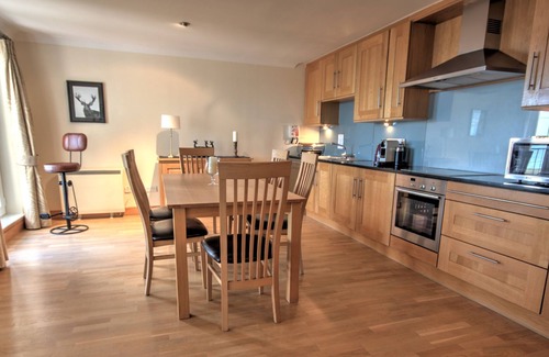 Brora Apartment | No. 10 The Links - sleeps 4 guests in 2 bedrooms