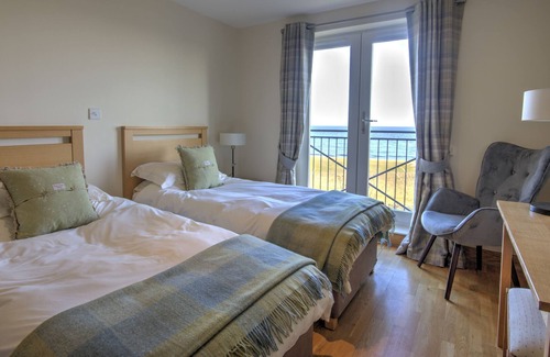 Brora Apartment | No. 10 The Links - sleeps 4 guests in 2 bedrooms