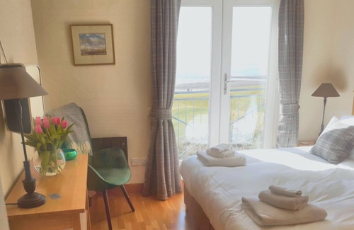 Brora Apartment | No. 10 The Links - sleeps 4 guests in 2 bedrooms