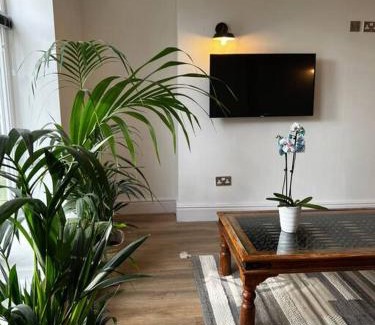 Liverpool Apartment | No.2 Beechcroft/Park-Side/Ping Pong & Garden