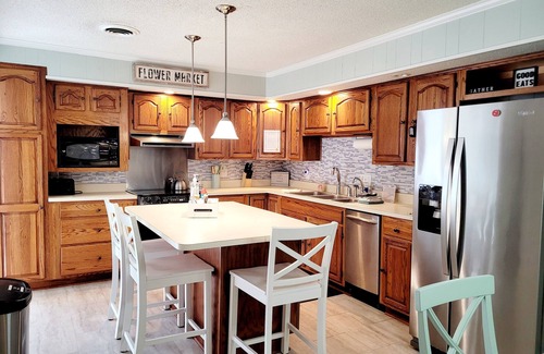 Newport House | No Cleaning Fee - Steps to Entertainment - King Bed - Family Friendly