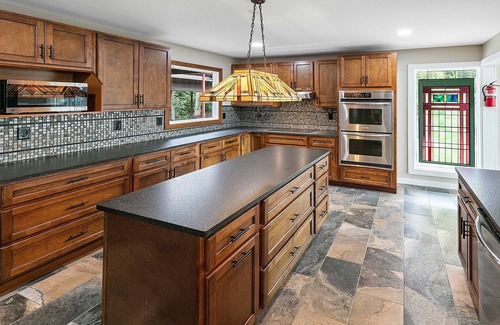 Mount Vernon House | No stairs, pool & stunning view. 6 bedrooms! Near Knoxville.