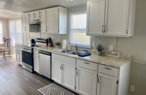 Mead House | "No Worries" less than 10 minutes from Lake Texoma and Choctaw Casino