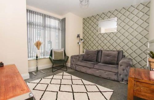 Castle House | No25-Luxe Living Guest House- 2 Bed-WIFI-Free Parking-City- Beach