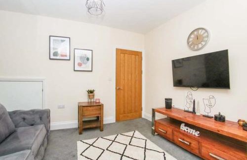 Castle House | No25-Luxe Living Guest House- 2 Bed-WIFI-Free Parking-City- Beach