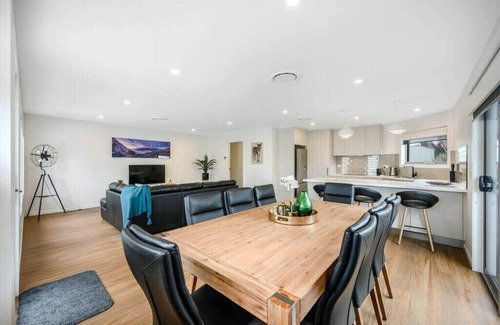 Warrane Villa | No5, Modern NEW Villa-10 min to CBD/Airport.