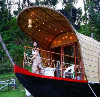 Pirmed Bed & Breakfast | Noah's Ark- River Front Boat House Cottage