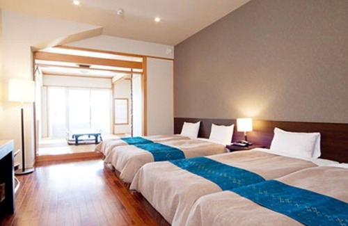 Uruma Hotel | Nonsmoking JapaneseWestern style room 4 beds 6 tatami mats Breakfast included/Uruma Okinawa