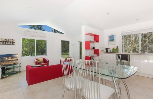 Tewantin Cottage | Noosa riverside cottage in Australian bush setting