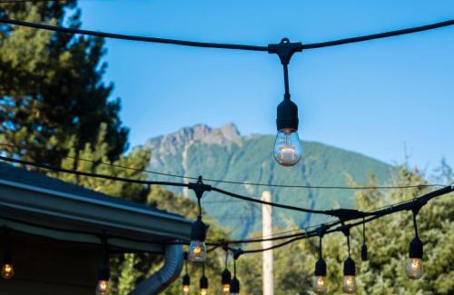 Tanner House | North Bend Retreat with hot tub and views of Mt Si
