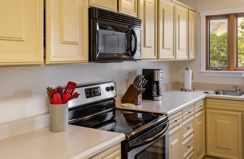 Gardiner House | North Entrance House - Cozy Home Minutes from Yellowstone's North Entrance!