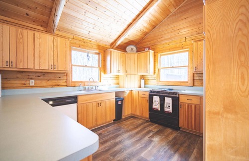 Williamsburg House | North Pines Lodge Private Hot Tub Private Sauna and hiking trails!