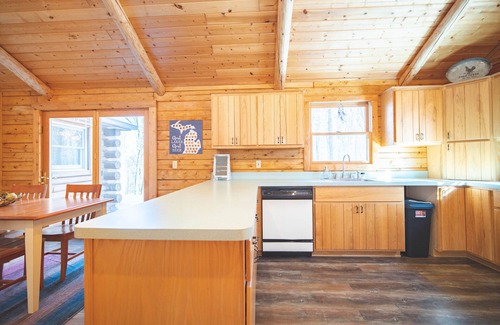 Williamsburg House | North Pines Lodge Private Hot Tub Private Sauna and hiking trails!