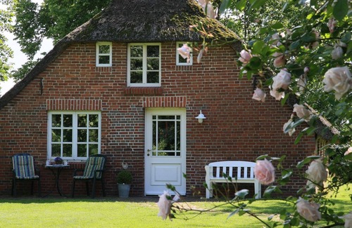 Butjadingen House | North Sea, old Frisian thatched cottage in idyllic secluded location with sauna