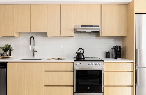 Lower Lonsdale Apartment | North Van Hideaway | Walk to Lonsdale & Seabus!