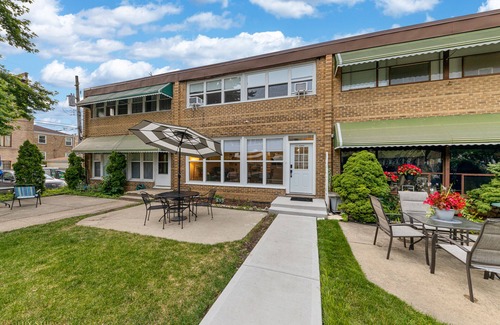 Budlong Woods House | Northside FAMLYNEST - Lincoln Sq - 4BR/1.5BA/2P - Rare find