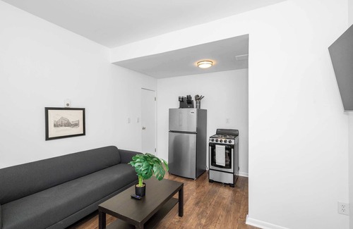 Northside Apartment | Northside Suites 1 – Can’t Beat Couple’s Retreat!
