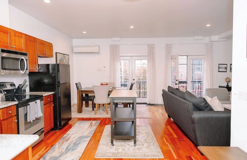 Uptown Condo | Northwest Alphabet District! Walk to it all! Light & Airy Free Parking 970 sq.ft