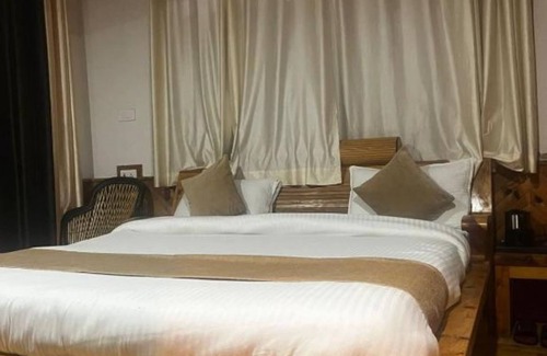Cheog Hotel | Norvin Homes- King Room with Balcony/breakfast included