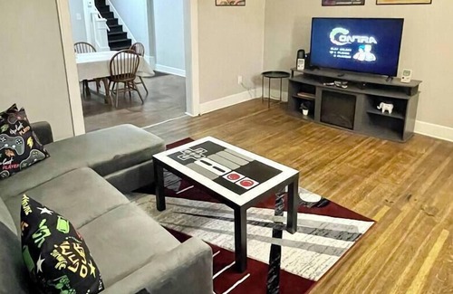 Mapleton/Fall Creek House | Nostalgic Nintendo Getaway