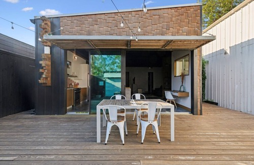 Garden Oaks House | Nouveau Bungalow | Sleeps 4
