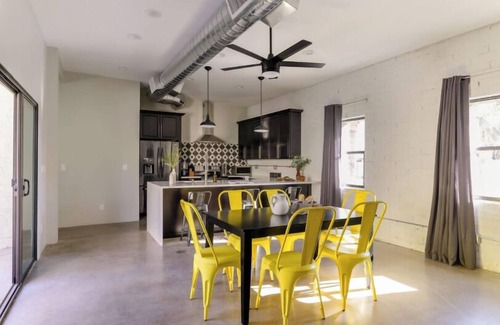South Scottsdale Cottage | Nova-in the Middle of Old Town-walk to Everything!