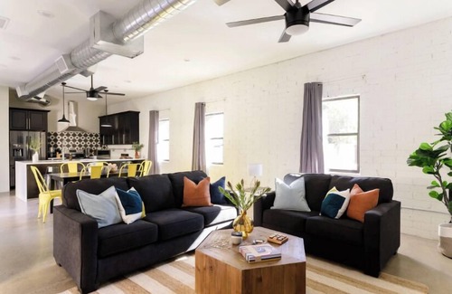 South Scottsdale Cottage | Nova-in the Middle of Old Town-walk to Everything!