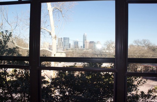 Barton Heights Condo | Now booking for ACL Wknd 2 & Formula One Racing