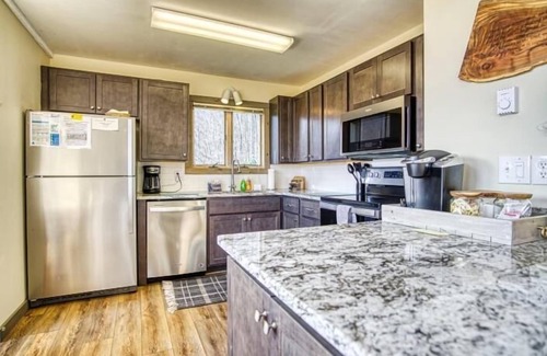 Davis House | NP99-Panoramic Views! Close to towns! Hot tub!