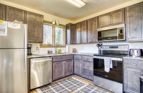 Davis House | NP99-Panoramic Views! Close to towns! Hot tub!
