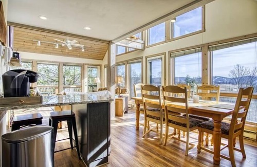 Davis House | NP99-Panoramic Views! Close to towns! Hot tub!