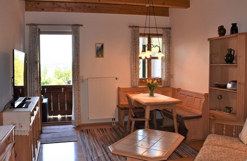 Bad Endorf Apartment | Nr. 4 Ferienwohnung, 42 qm Obergeschoss, 1 Separates Schlafzimmer