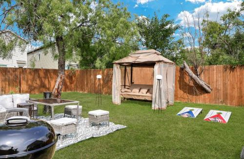 Southside House | Nr Missions Park Hot Tub Getaway Yard Games Bbq