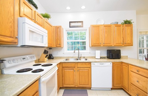 Provincetowne House | nSpacious Cozy 3br Home Near Shops w Yard