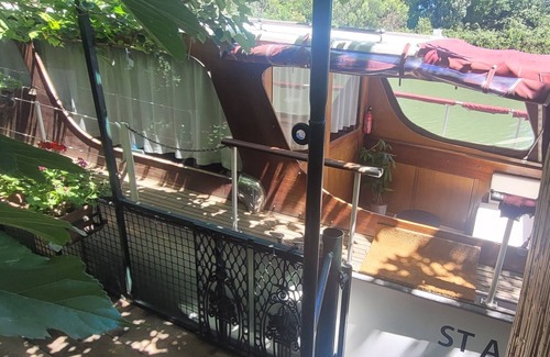 Arles Boat Rental | Nuit Insolite sur une Vedette en Arles "pearce"