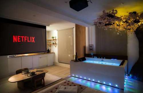 Guebwiller Apartment | Nuit romantique, Suite avec jacuzzi et cinéma privé au design Japandi