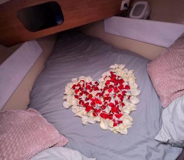 Deauville Boat Rental | Nuit romantique sur un bateau à Deauville