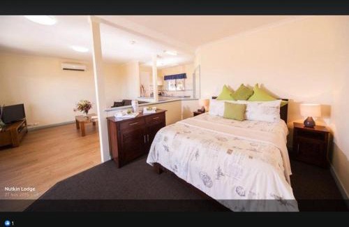 Bow Bridge Apartment | Nutkin chalets