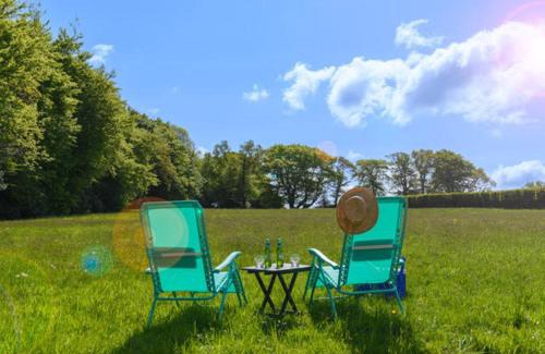 Raymonds Hill House | Nutkins Luxury Shepherd Hut with hot tub close to Lyme Regis